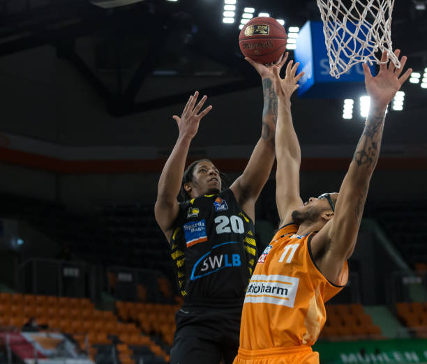 尤其是在右 尤其是在右